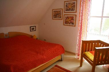 Schlafzimmer 1 mit Doppelbett und groem Schrank