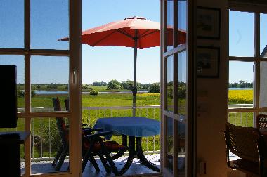 Aussicht aus dem Wohnzimmer auf Balkon und Wiek