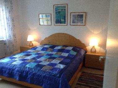 Schlafzimmer mit Doppelbett, Rolladen, groe Schrnke
