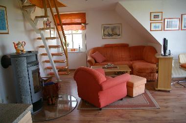 Wohnzimmer mit TV, Kaminofen und gemtlicher Sitzecke