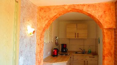 K�chenzeile mit K�klschrank, Eisfach Kaffeemaschine und Wasserkocher 