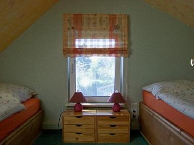 Schlafzimmer wie im Vogelnest ein Bett links und ein Bett rechts 