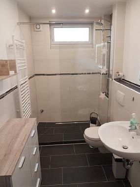 Bad mit Dusche und WC