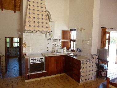 K�chenbereich, links im Hintergrund das Schlafzimmer, rechts die Terrassent�r