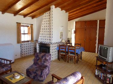 Von der Terrassent�r aus. Kamin links, viel Stauraum in den Einbauschr�nken hinten