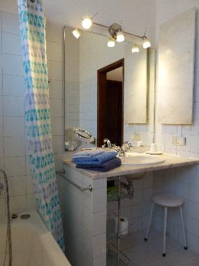 Teilansicht Bad mit Heizstein rechts an der Wand