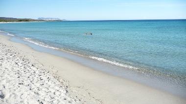 Kilometerlanger Sandstrand bei Budoni
