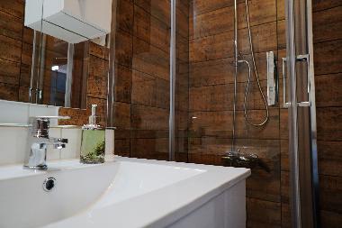 Badezimmer mit Dusche