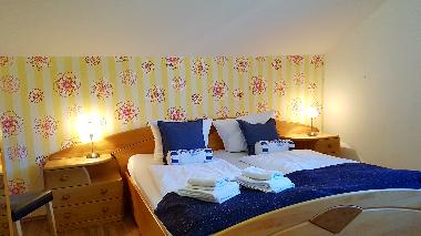 Hochwertiges Schlafzimmer mit gro�em Schrank, TV und elektrischen Roll�den