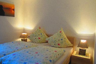 Das Bett von beiden Seiten 