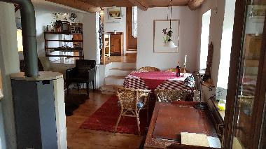 Wohnzimmer von Eingangst�r aus (Schlafsofa hinter Kaminofen) 