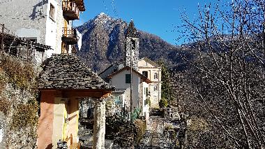 Weg vom Ferienhaus zur Kirche mit 800 Jahre altem Glockenturm