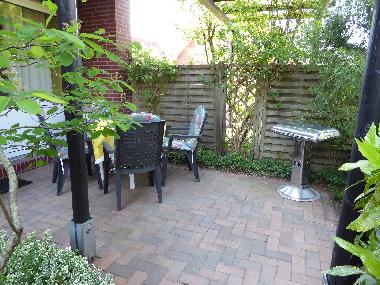 Terrasse mit Gartenm�beln und Grill