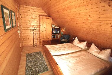 Schlafzimmer mit Farb-TV