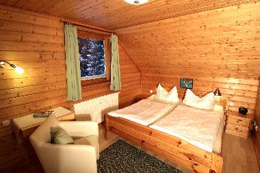 Elternschlafzimmer mit Kinderbett