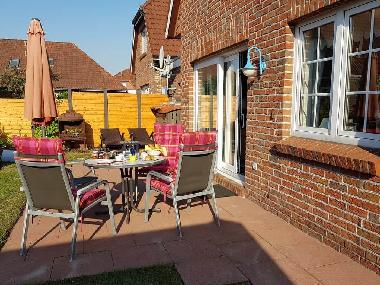 Sonnenterrasse hinter dem Haus