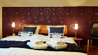 H�lsta Schlafzimmer mit gro�em Schrank, TV und elektrischen Rolll�den