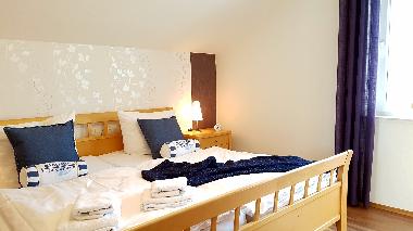 Modernes Schlafzimmer mit gro�em Schrank, TV und elektrischen Rolll�den