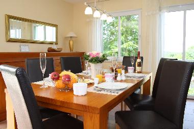 Der gro�e Esstisch l�dt zu gemeinsamen Mahlzeiten ein