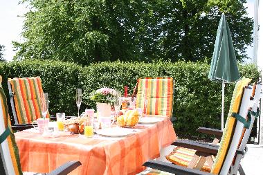 Sonnige Terrasse mit Kettler Gartenm�beln