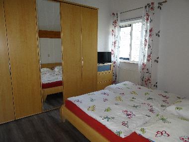 OG: Hlsta Schlafzimmer mit groem Schrank und TV