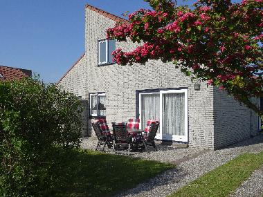 Sonnenterrasse mit Gartenmbeln und Grillkamin