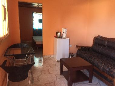 Wohnzimmer u. Zugang zum Schlafzimmer 