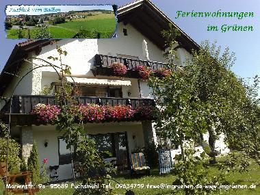Sdwest-Seite  des Privat-Ferienhauses mit FeWo "Apfel" unten und Aptm. "Kirsche" ganz oben