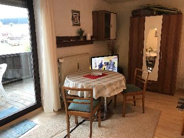 Tischecke mit Flach-TV