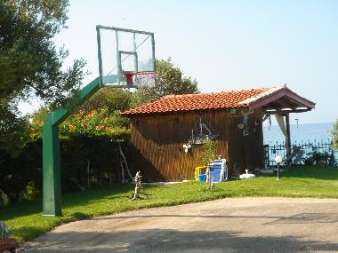 Basketballplatz mit Rilax Gartenhuschen direkt ber das Meer!