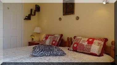 2 Bett Zimmer  mit Blick zum Garten und Meer