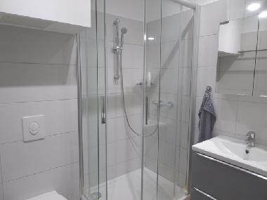 Bad mit Dusche und WC, 2018 vollstndig erneuert 