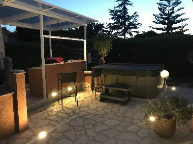 Abendstimmung an der Aussenk�che mit Theke und Barhocker