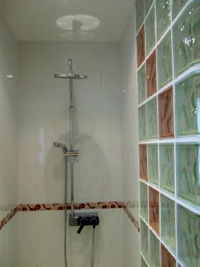 Dusche mit gro�em Duschkopf