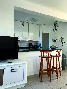 K�che mit Theke und Barhocker