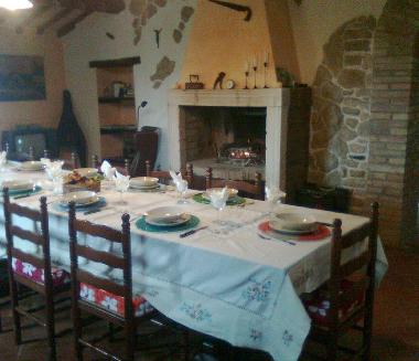 Speisesaal mit offenem Kamin