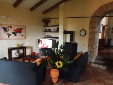 Wohnzimmer mit TV, CD, DVD u. v. m