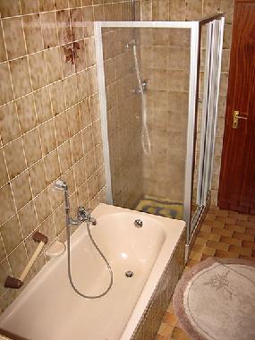 Bad 7m�. mit Dusche, Wanne, Handwaschbecken, u WC. Dusch u Handt�cher inkl.