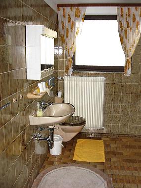 Bad 7m�. mit Dusche, Wanne, Handwaschbecken, u WC. Dusch u Handt�cher inkl.