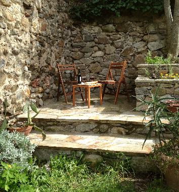 kleine Terrasse im Garten