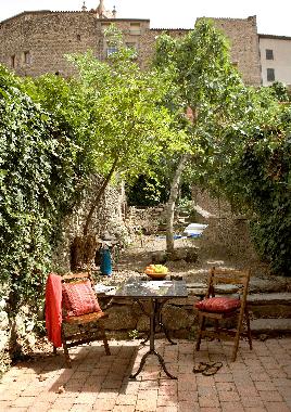 gro�e Terrasse im Garten