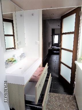 Badezimmerschrank mit 2 gro�en Schubladen