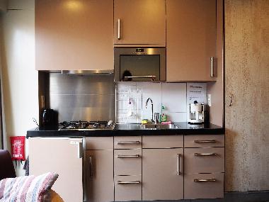 sch�ne moderne K�che mit Mikrowelle und K�hl-/Gefrierschrank