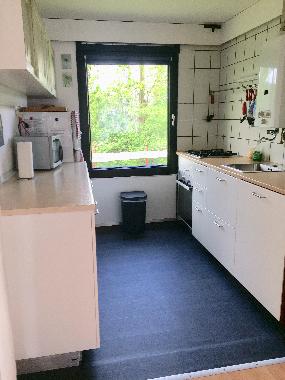 Kche mit Khlschrank, Splmaschine, Herd mit Backofen