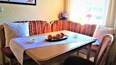 Neue Eckbank plus Traumaussicht auf die umliegende Bergwelt vom K�chenfenster