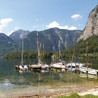 Strandbad Obertraun mit Booten. Boote kann man auch mieten.