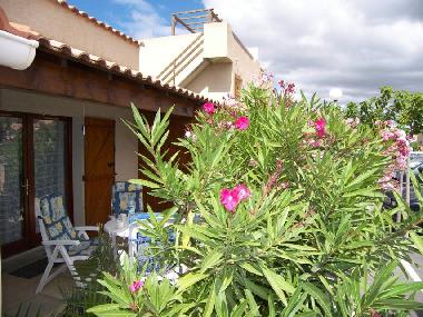 Oleandergesumte Terrasse, teilweise berdacht