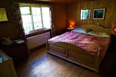 Schlafzimmer 2. Stock, mit Kinderbett