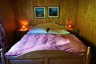 Schlafzimmer 2. Stock, mit Kinderbett