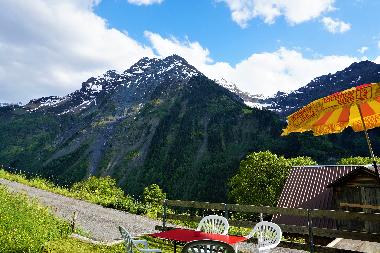 Gartensitzplatz mit Sicht auf Sch�chentalerberge